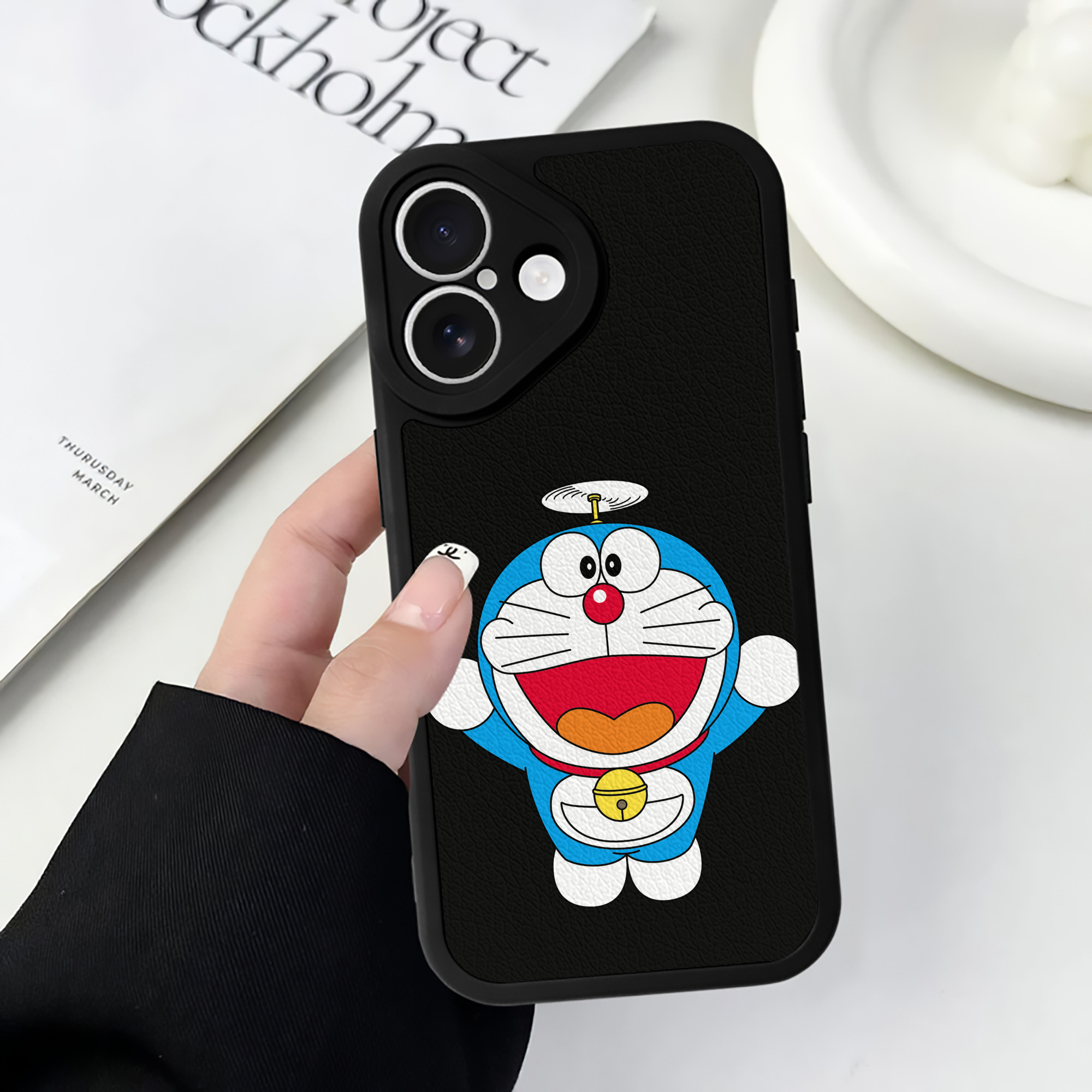 （画像用） ドラえもん Doraemon 【iPhone 16シリーズ対応】シリコンスマホケース（レザー調） 材質：シリコン